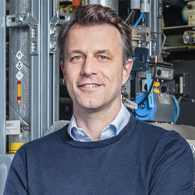 Nils Aldag ist Mitgründer, CEO und Geschäftsführer von Sunfire, einem weltweit führenden Elektrolyse-Unternehmen mit Hauptsitz in Dresden.
