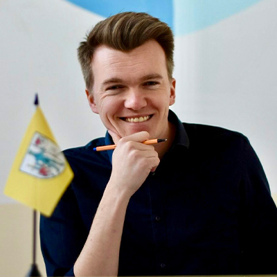 Luca Piwodda ist seit 2024 Bürgermeister in der kleinen Stadt Gartz (Oder) im Nordosten Brandenburgs.