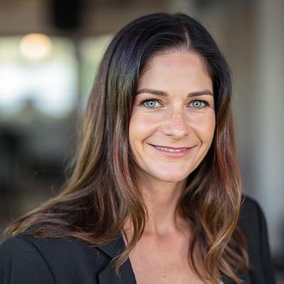 Maike Riedel ist KI-Coach & Keynote-Speakerin für Generative KI in Unternehmen.